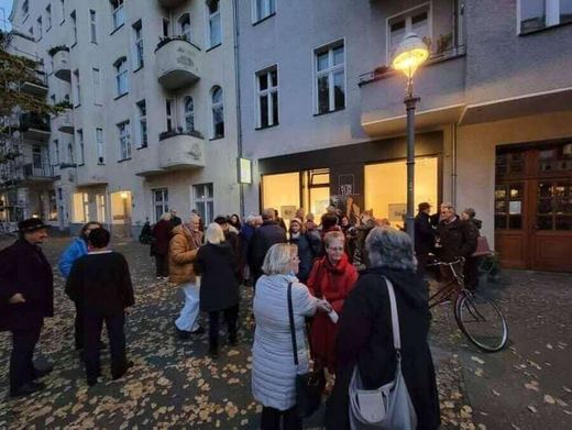 Vernissage vor der Galerie